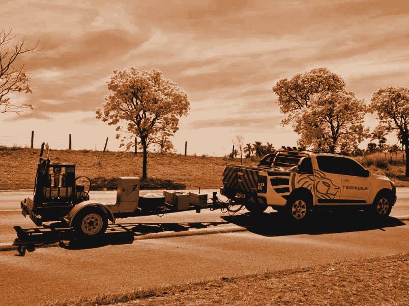 Reboque com o deflectômetro FWD engatado na caminhonete da T-Road